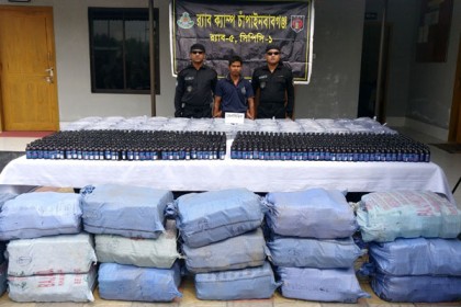 চাঁপাইনবাবগঞ্জে ফেন্সিডিলসহ মাদক ব্যবসায়ীকে গ্রেফতার

