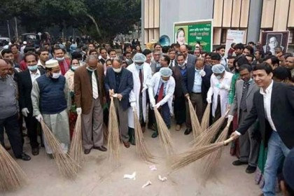 নিজ হাতে ক্যাম্পাস পরিষ্কার অভিযানে রাবি উপাচার্য