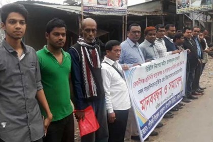 সারা দেশে সাংবাদিক নির্যাতন ও গ্রেফতারের প্রতিবাদে গৌরনদীতে মানববন্ধন