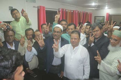 সাভারে চেয়ারম্যান ও ভাইস চেয়ারম্যান পদে মনোনয়নপত্র জমা