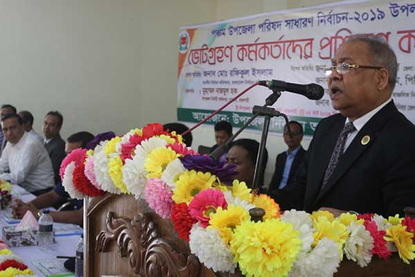 নির্বাচনে অনিয়ম হলে কাউকে ছাড় দেয়া হবে না : ইসি রফিকুল