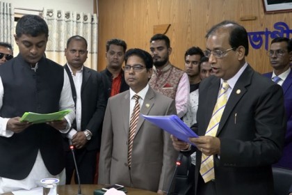 শপথ নিলেন পটুয়াখালী পৌরসভার নতুন মেয়র ও কাউন্সিলররা
