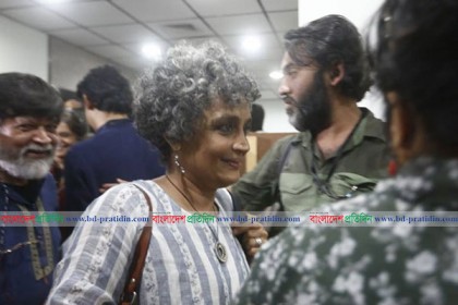 ধানমন্ডির মাইডাস সেন্টারে কথা বলবেন অরুন্ধতী রায়