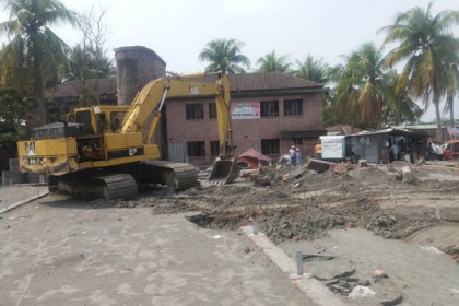 কালকিনিতে মেয়রের অবৈধ স্থাপনা গুড়িয়ে দিলো প্রশাসন