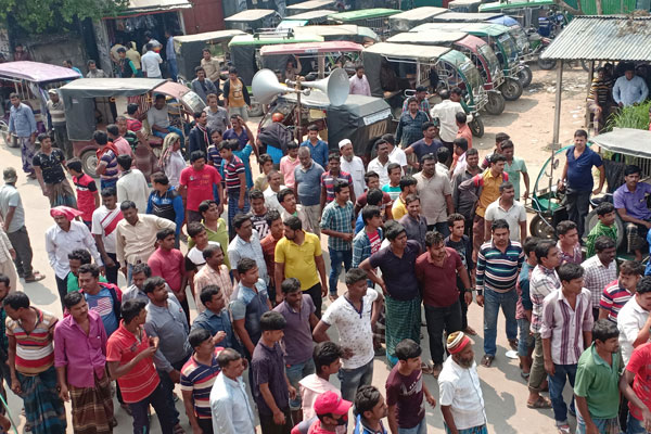 মেহেরপুরে ইজিবাইক চালকদের সড়ক অবরোধ