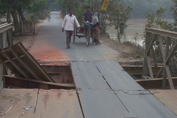 বেইলি ব্রিজের পাটাতন ভাঙা দু'মাস!
