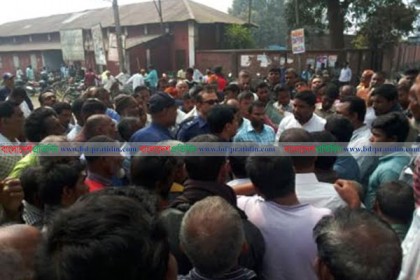 ঠাকুরগাঁওয়ে বকেয়া টাকার দাবিতে আখ চাষিদের বিক্ষোভ