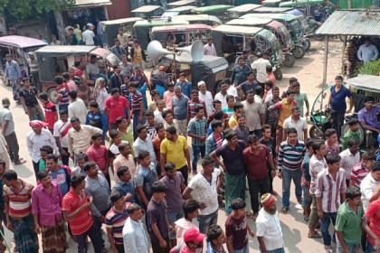 মেহেরপুরে ইজিবাইক চালকদের সড়ক অবরোধ