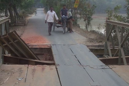 বেইলি ব্রিজের পাটাতন ভাঙা দু'মাস!