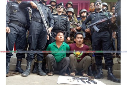 খাগড়াছড়িতে অস্ত্র-গুলিসহ দুই ব্যবসায়ী আটক