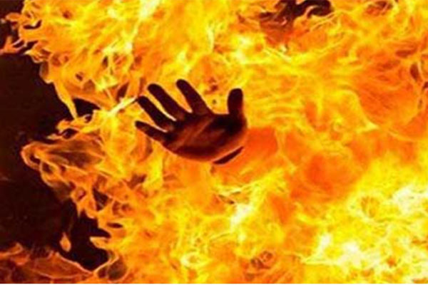 ধর্ষককে আগুনে পুড়িয়ে হত্যা করলেন নারী