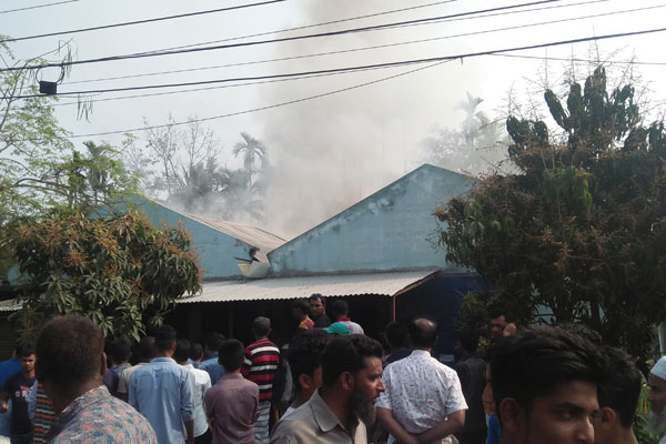 পাবনায় তুলার গোডাউনে আগুন

