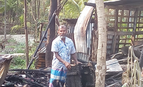 ঝালকাঠিতে অগ্নিকাণ্ডে ফার্নিচারের দোকান ভস্মীভূত