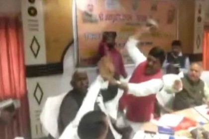 এবার রাজনৈতিক নেতাদের মধ্যে জুতা ছোড়াছুড়ির ঘটনা ঘটলো ভারতে