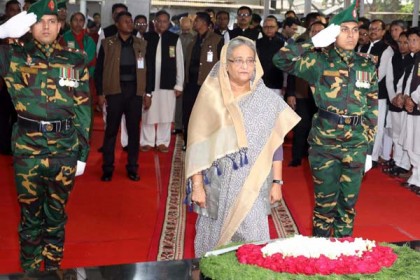 বঙ্গবন্ধুর প্রতিকৃতিতে প্রধানমন্ত্রীর শ্রদ্ধা