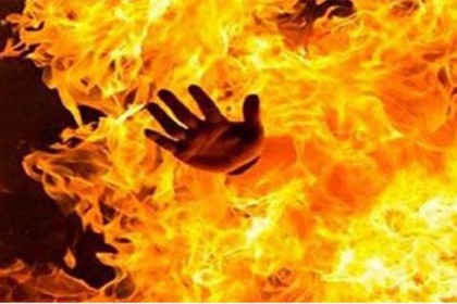 ধর্ষককে আগুনে পুড়িয়ে হত্যা করলেন নারী