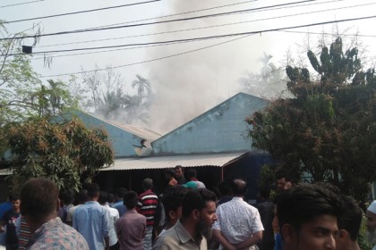 পাবনায় তুলার গোডাউনে আগুন

