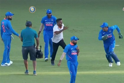 মাঠে ঢুকে পড়া ভক্তের সঙ্গে ধোনির মজার লুকোচুরি! (ভিডিও)