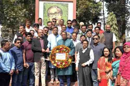 দিনাজপুরে বঙ্গবন্ধুর প্রতিকৃতিতে আওয়ামী লীগের শ্রদ্ধা
