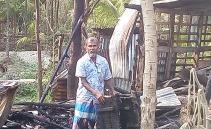 ঝালকাঠিতে অগ্নিকাণ্ডে ফার্নিচারের দোকান ভস্মীভূত