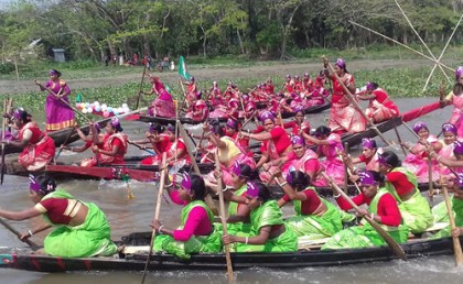 আগৈলঝাড়ায় নারীদের নৌকা বাইচ প্রতিযোগীতা