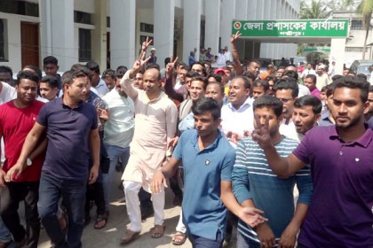 লক্ষ্মীপুরের ৫ উপজেলায় প্রার্থীদের মাঝে প্রতীক বরাদ্ধ