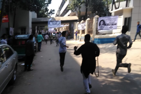 ঢাবিতে বাম ছাত্রজোটের ধাওয়ায় পালালো ছাত্র সমাজ