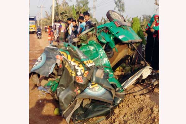 বগুড়ায় বাসের ধাক্কায় নিহত ৩