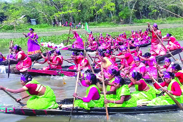 সন্ধ্যা নদীতে নারীদের নৌকাবাইচ