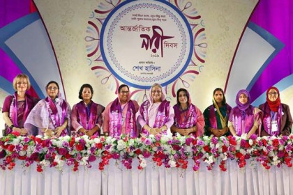 অ্যাওয়ার্ড বিশ্বের নির্যাতিত নারীদের উৎসর্গ করলেন প্রধানমন্ত্রী