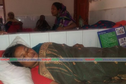 সৎ ছেলেদের বিরুদ্ধে বৃদ্ধ মাকে পিটিয়ে আহত করার অভিযোগ 