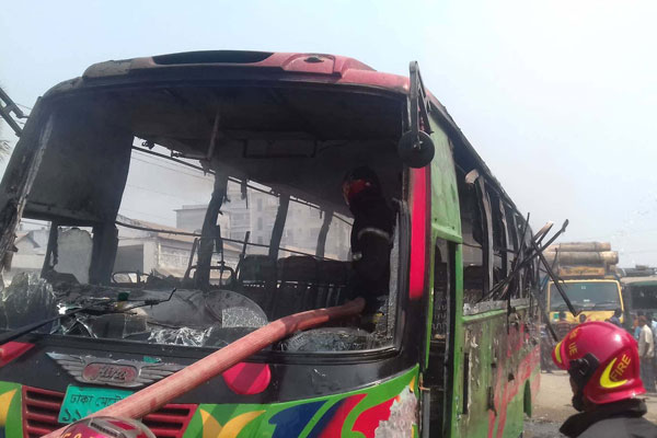 মির্জাপুরে যাত্রীবাহী বাসে আগুন

