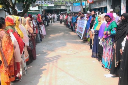 চাকরি জাতীয়করণের দাবিতে বাবুগঞ্জে ন্যাশনাল সার্ভিস কর্মীদের মানববন্ধন

