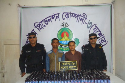 বেনাপোলে ফেন্সিডিলসহ দুই যুবক আটক

