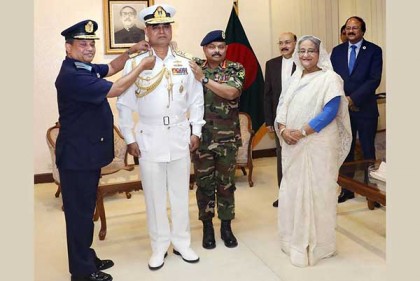 এডমিরাল র‌্যাঙ্ক ব্যাজ পরলেন নৌ-বাহিনী প্রধান