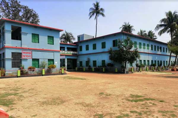 শিক্ষকদের প্রমোদ ভ্রমণে পাঁচদিন বন্ধ পাবনা আর এম একাডেমি
