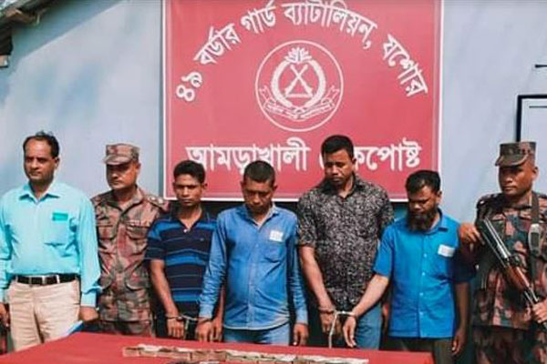 বেনাপোলে ৪ পাচারকারী আটক

