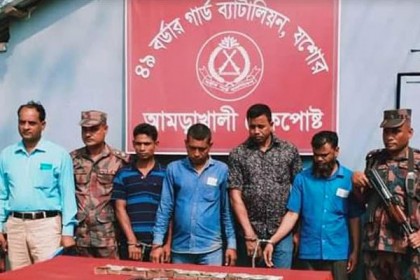 বেনাপোলে ৪ পাচারকারী আটক

