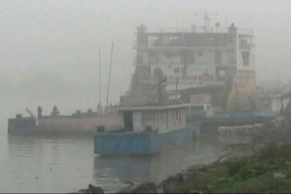 পাটুরিয়া-দৌলতদিয়ায় ফেরি চলাচল বন্ধ