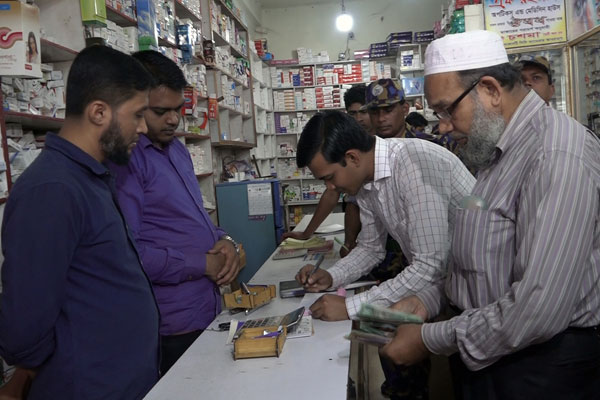 অস্বাস্থ্যকর পরিবেশে খাবার তৈরি ও মেয়াদোত্তীর্ণ ওষুধ রাখায় অর্থদণ্ড