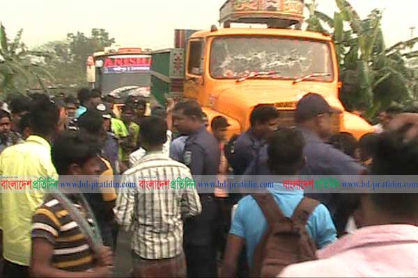 নেত্রকোনার ট্রাক চাপায় স্কুল ছাত্রের মৃত্যু
