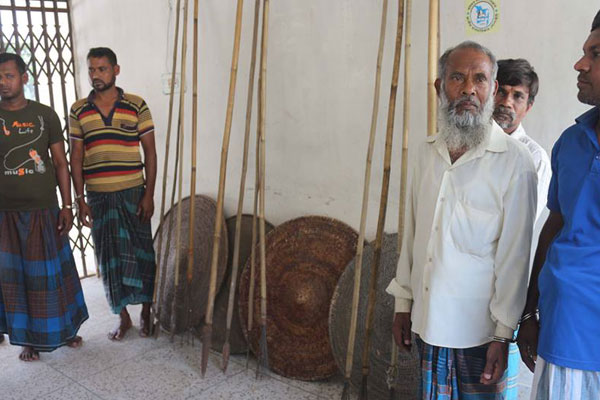 ঝিনাইদহে দেশীয় অস্ত্রসহ আটক ১০ 

