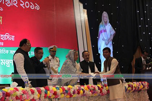 সম্মানিত করা হলো শিক্ষার ফেরিওয়ালা ফারুককে