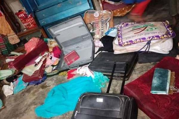 টেকনাফে আইন শৃংখলা বাহিনীর পরিচয়ে বসতঘরে ডাকাতি