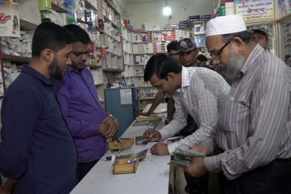 অস্বাস্থ্যকর পরিবেশে খাবার তৈরি ও মেয়াদোত্তীর্ণ ওষুধ রাখায় অর্থদণ্ড