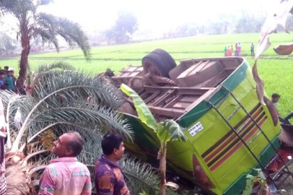 কালীগঞ্জে নিয়ন্ত্রণ হারিয়ে বাস খাদে, আহত ১৫

