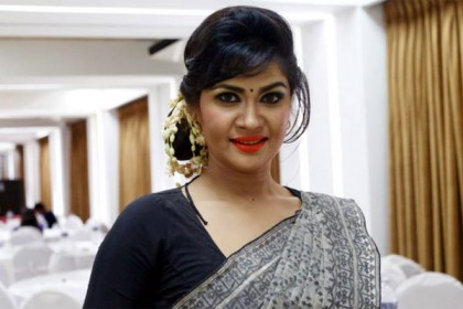 দেশে ফিরছেন নায়িকা সিমলা