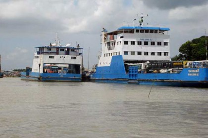 কুয়াশায় পাটুরিয়া-দৌলতদিয়ায় ফেরি চলাচল বন্ধ
