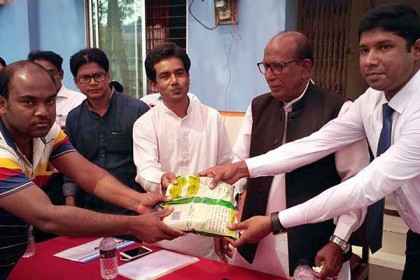নাটোরে ৬শ’ চাষীকে বিনামূল্যে বীজ ও সার বিতরণ