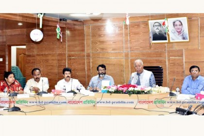 বর্ষার আগেই রাস্তা-ঘাট মেরামতের নির্দেশ মেয়র খালেকের